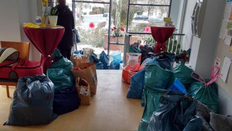 Unmengen von Kleiderspenden